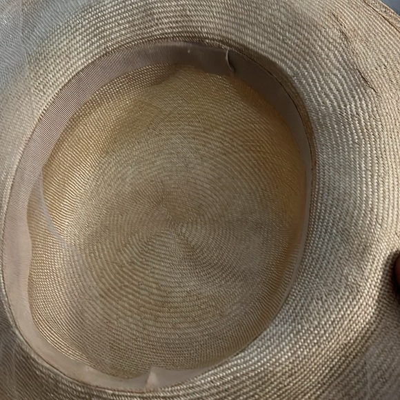 Beige hat with cream bow - Picture 4 of 4